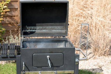 Arka bahçede açık havada ızgara için hazırlanmış kömür ile Izgara