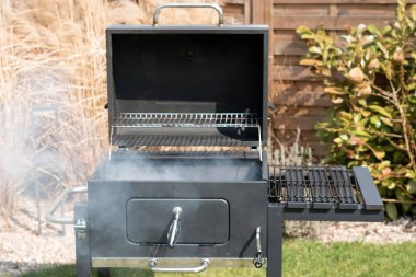 Arka bahçede açık havada ızgara için hazırlanmış kömür ile Izgara