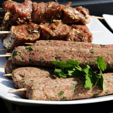 Çiğ et şiş ızgara hazır üzerinde