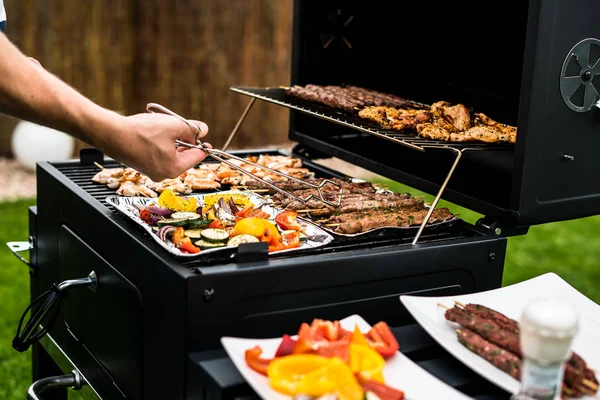 Camarões Apetitosos Carne Com Legumes Cozinhando Grelha — Fotografia de Stock