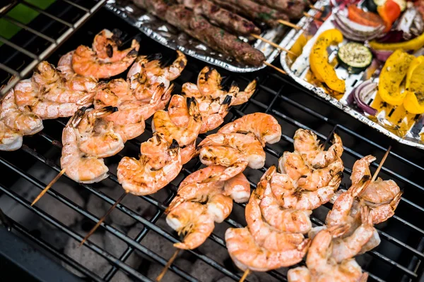 Camarões Apetitosos Carne Com Legumes Cozinhando Grelha — Fotografia de Stock