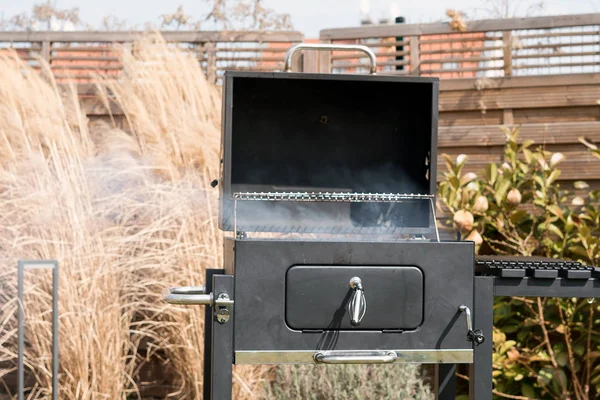烧烤与准备的木炭烧烤户外烧烤在后院 — 图库照片