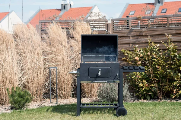 Grill Mit Vorbereiteter Holzkohle Zum Grillen Freien Hinterhof — Stockfoto