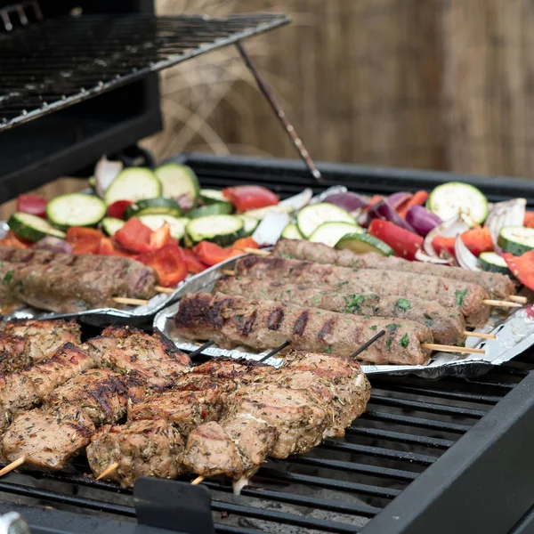 Aptitretande Kött Med Färska Grönsaker — Stockfoto