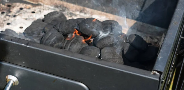 屋外で焼く熱い準備された炭 — ストック写真