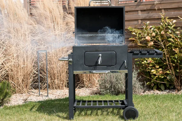 Grill Mit Vorbereiteter Holzkohle Zum Grillen Freien Hinterhof — Stockfoto