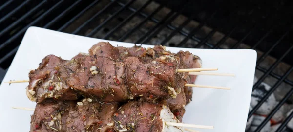 Carne Crua Espetos Pronta Para Grelhar — Fotografia de Stock