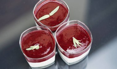 Chia tohumu ile Çilek smoothies