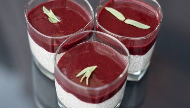 Chia tohumu ile Çilek smoothies