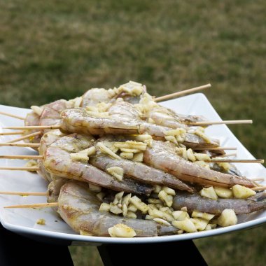 Izgara için şiş üzerinde çiğ karides