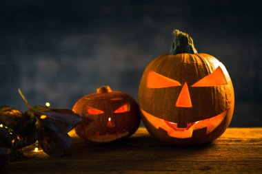 Korkunç turuncu kabak mumu ateşle. Cadılar Bayramı kutlama kavramı.