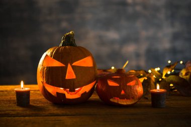 Korkunç turuncu kabak mumu ateşle. Cadılar Bayramı kutlama kavramı.