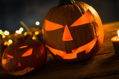 Korkunç turuncu kabak mumu ateşle. Cadılar Bayramı kutlama kavramı.