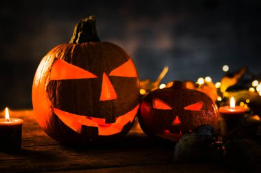 Korkunç turuncu kabak mumu ateşle. Cadılar Bayramı kutlama kavramı.