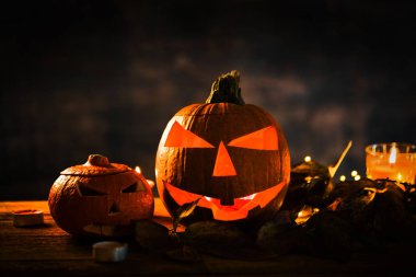 Korkunç turuncu kabak mumu ateşle. Cadılar Bayramı kutlama kavramı.