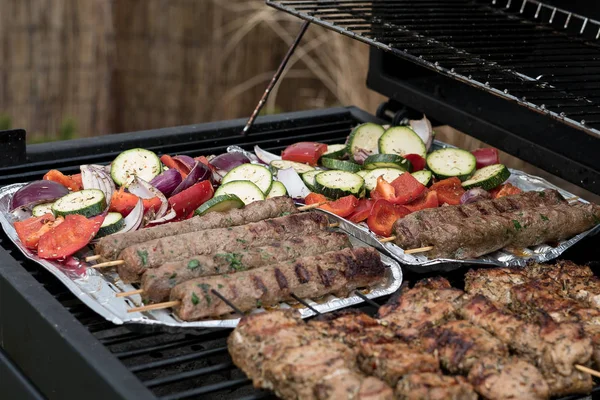 Carne Apetitosa Com Legumes Frescos — Fotografia de Stock