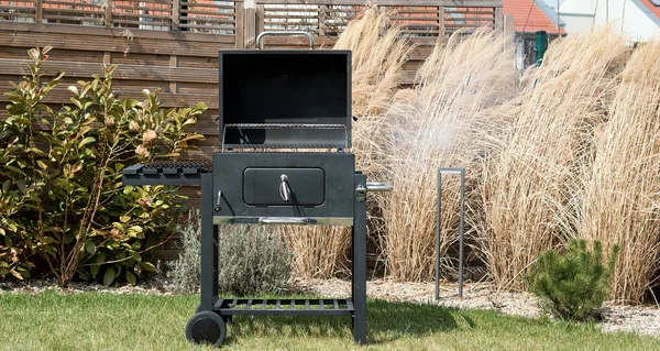 Grill Mit Vorbereiteter Holzkohle Zum Grillen Freien Hinterhof — Stockfoto