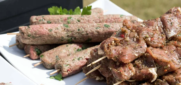 Carne Crua Espetos Pronta Para Grelhar — Fotografia de Stock