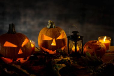 Korkunç turuncu kabak mumu ateşle. Cadılar Bayramı kutlama kavramı.