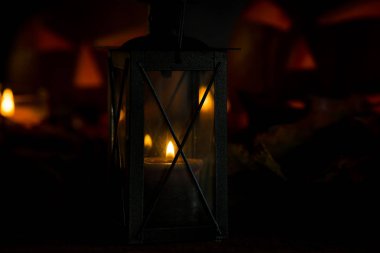 Mum ateşi ile korkunç Turuncu kabak. Cadılar Bayramı kutlama kavramı.