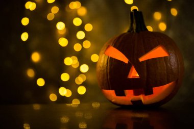 Mum ateşi ile korkunç Turuncu kabak. Cadılar Bayramı kutlama kavramı.