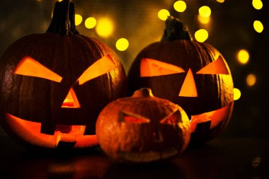 Korkunç turuncu kabak mumu ateşle. Cadılar Bayramı kutlama kavramı.