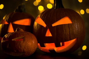 Mum ateşi ile korkunç Turuncu kabak. Cadılar Bayramı kutlama kavramı.