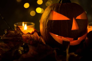 Mum ateşi ile korkunç Turuncu kabak. Cadılar Bayramı kutlama kavramı.