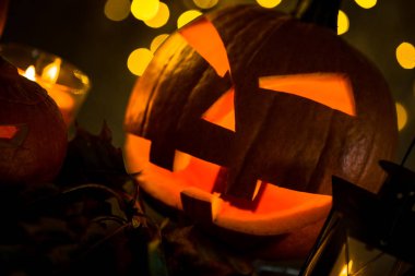 Mum ateşi ile korkunç Turuncu kabak. Cadılar Bayramı kutlama kavramı.