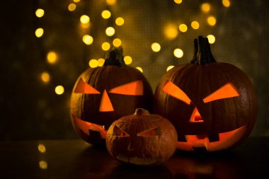 Korkunç turuncu kabak mumu ateşle. Cadılar Bayramı kutlama kavramı.