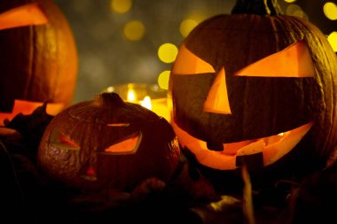 Korkunç turuncu kabak mumu ateşle. Cadılar Bayramı kutlama kavramı.