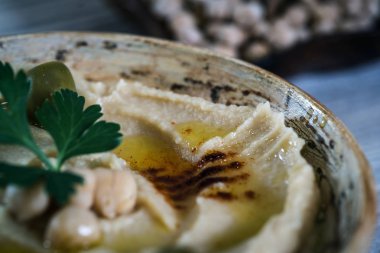 Humus zeytin ve biber kase, geleneksel Levanten daldırma ile