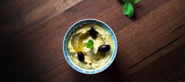 zeytin ve plaka, geleneksel Levanten daldırma, biber ile humus masaya fesleğen yaprağı 
