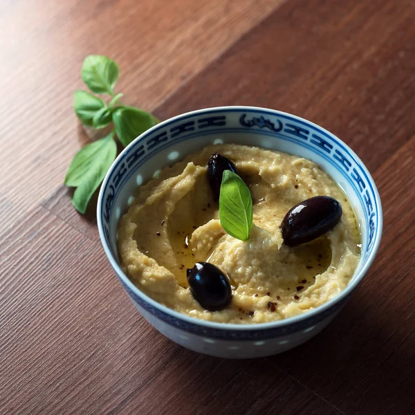 Hummus Com Azeitonas Pimenta Prato Mergulho Tradicional Levantine Folhas Manjericão — Fotografia de Stock