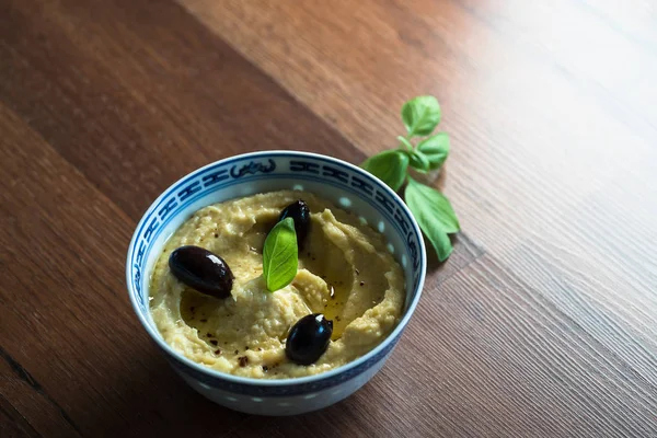 Hummus Med Oliver Och Paprika Tallrik Traditionella Levantine Dip Basilikablad — Stockfoto