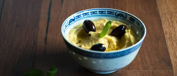 Hummus Med Oliver Och Paprika Tallrik Traditionella Levantine Dip Basilikablad — Stockfoto