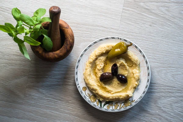 Hummus Com Azeitonas Pimenta Prato Mergulho Tradicional Levantine Folhas Manjericão — Fotografia de Stock