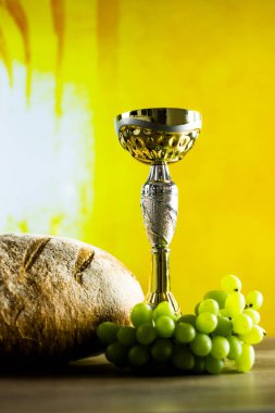 altın kadeh, taze yeşil üzüm ve ekmek