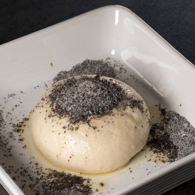 İştah açıcı taze topuz ile haşhaş dolum