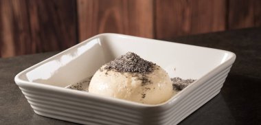 İştah açıcı taze topuz ile haşhaş dolum