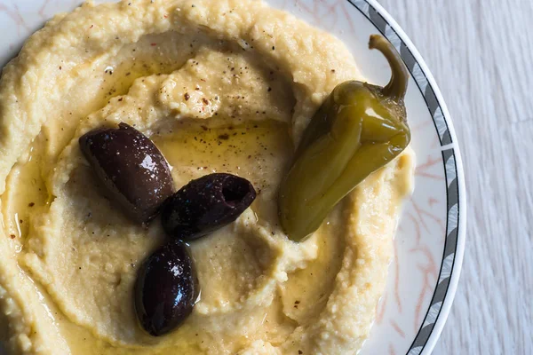 Hummus Con Aceitunas Pimienta Plato Salsa Levantina Tradicional — Foto de Stock