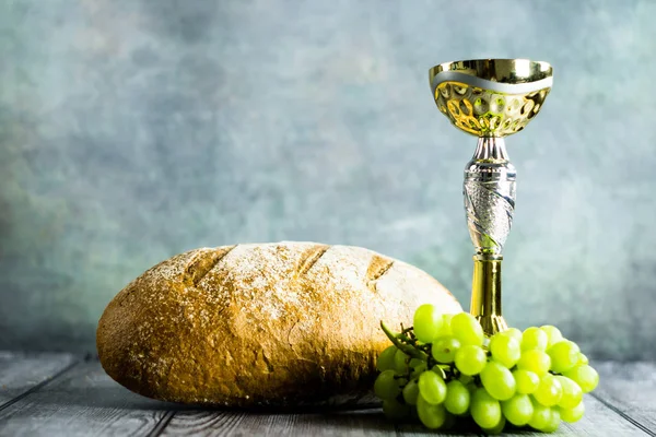 Χρυσό Κύπελλο Φρέσκα Πράσινα Σταφύλια Και Ψωμί — Φωτογραφία Αρχείου