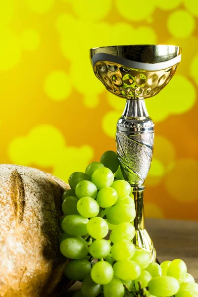 Cálice Dourado Uvas Verdes Frescas Pão — Fotografia de Stock