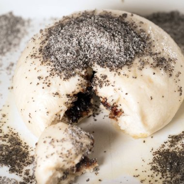 İştah açıcı taze topuz ile haşhaş dolum