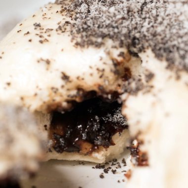 İştah açıcı taze topuz ile haşhaş dolum