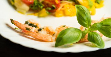 tabakta baharat ve sebze ile iştah açıcı taze karides