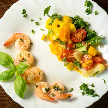 tabakta baharat ve sebze ile iştah açıcı taze karides