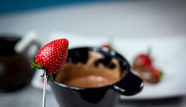 Sütlü çikolata ile lezzetli olgun çilek