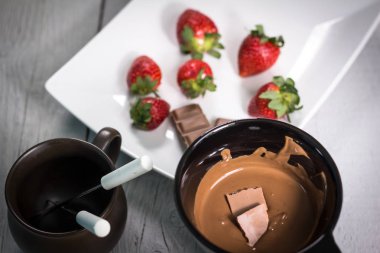 Sütlü çikolata ile lezzetli olgun çilek