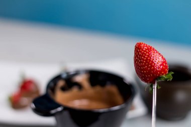 Sütlü çikolata ile lezzetli olgun çilek